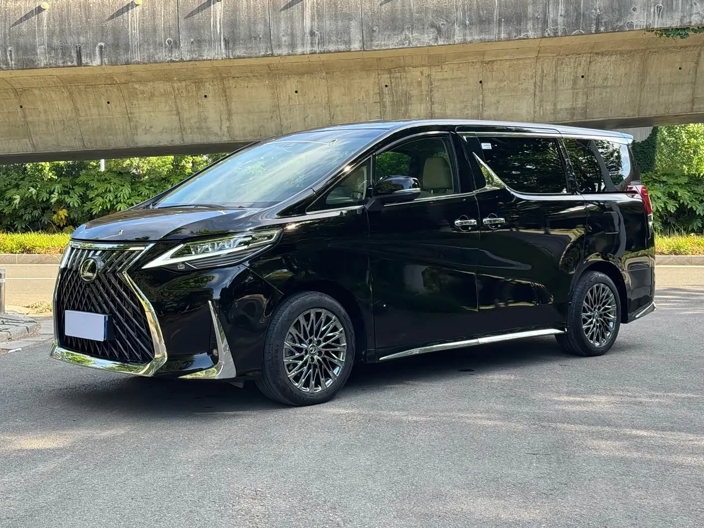 Toyota Vellfire 2023 — Photo 1/11