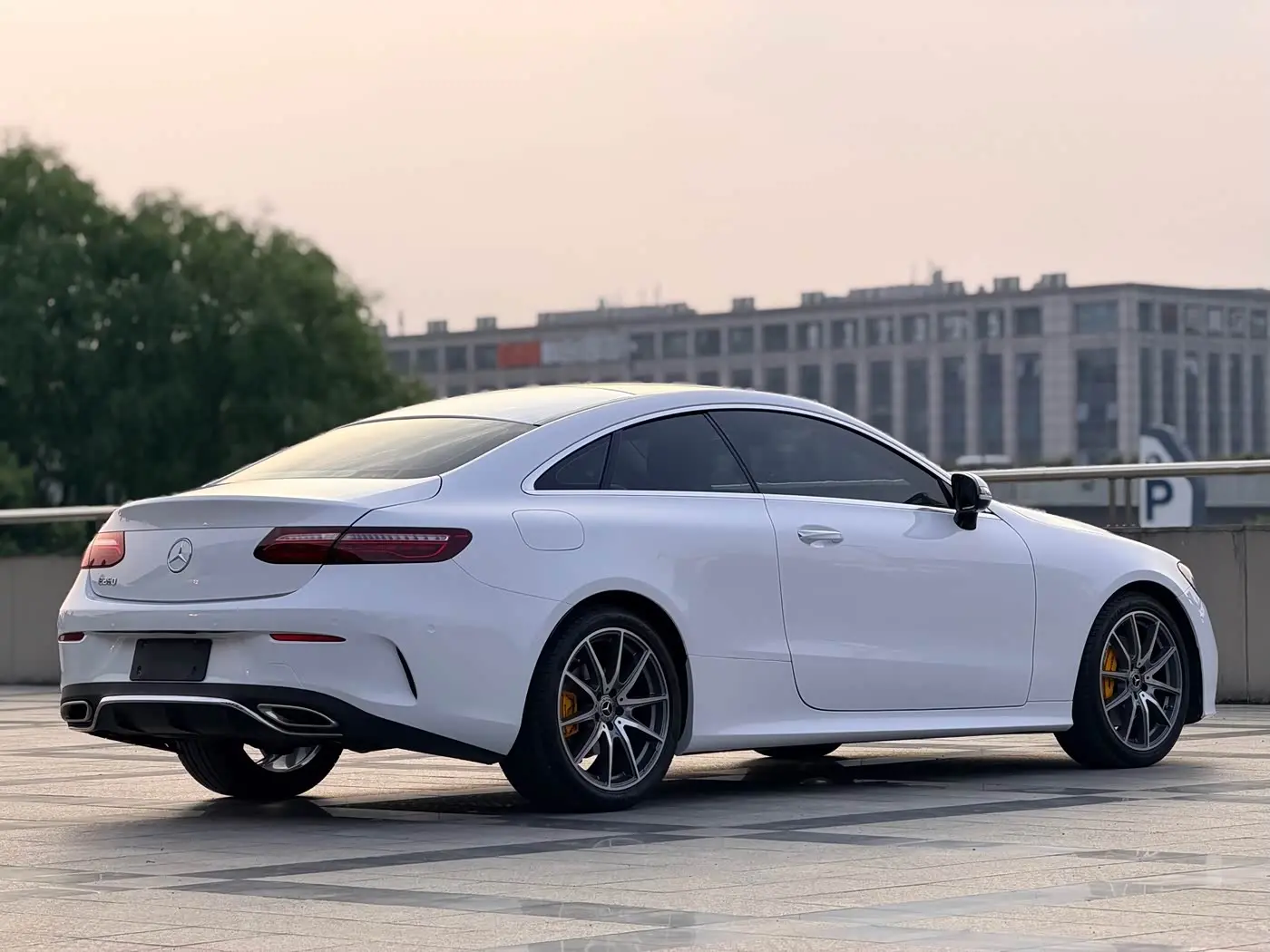 Mercedes-Benz E-Class 2023 — Photo 7/17