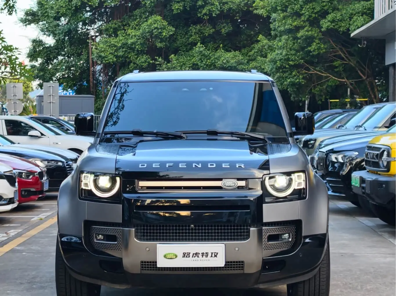 Land Rover Defender 2022 — Фото 2/14