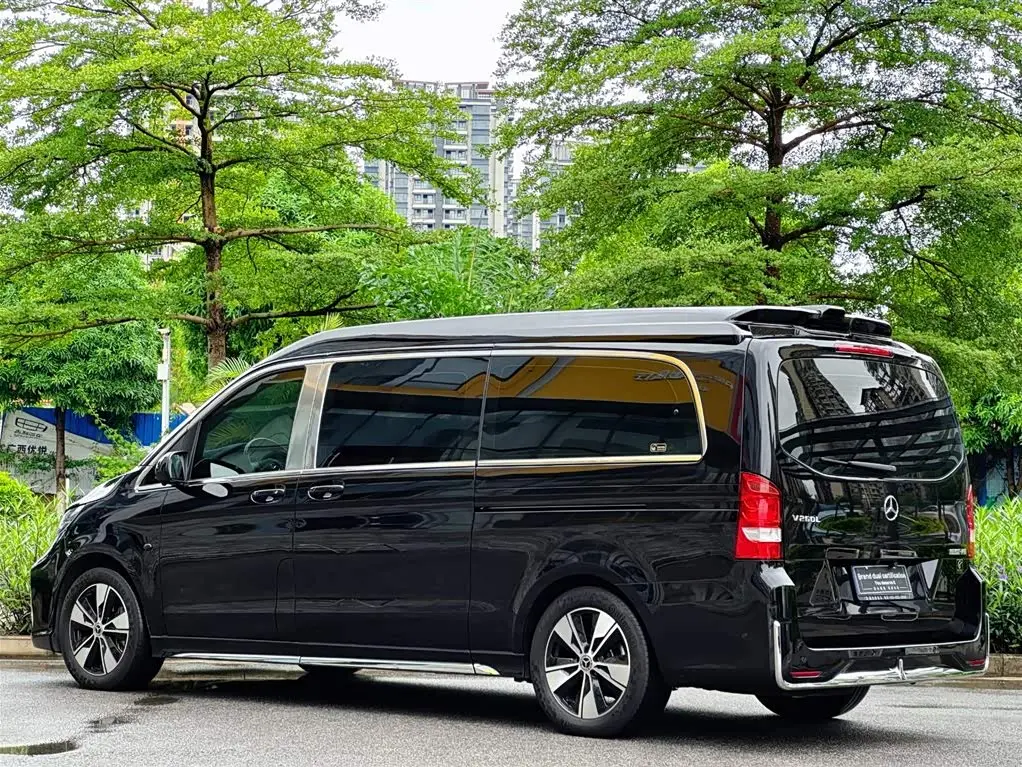 Mercedes-Benz V-Class 2023 — Photo 6/20