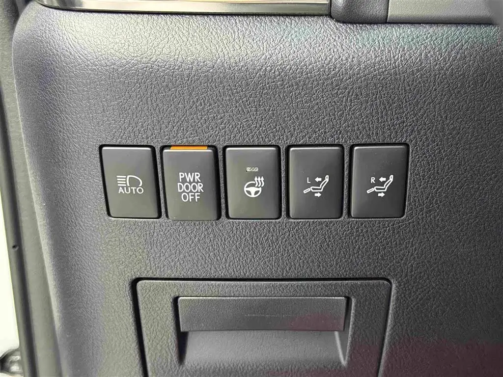 Lexus LM 2022 — Photo 20/20