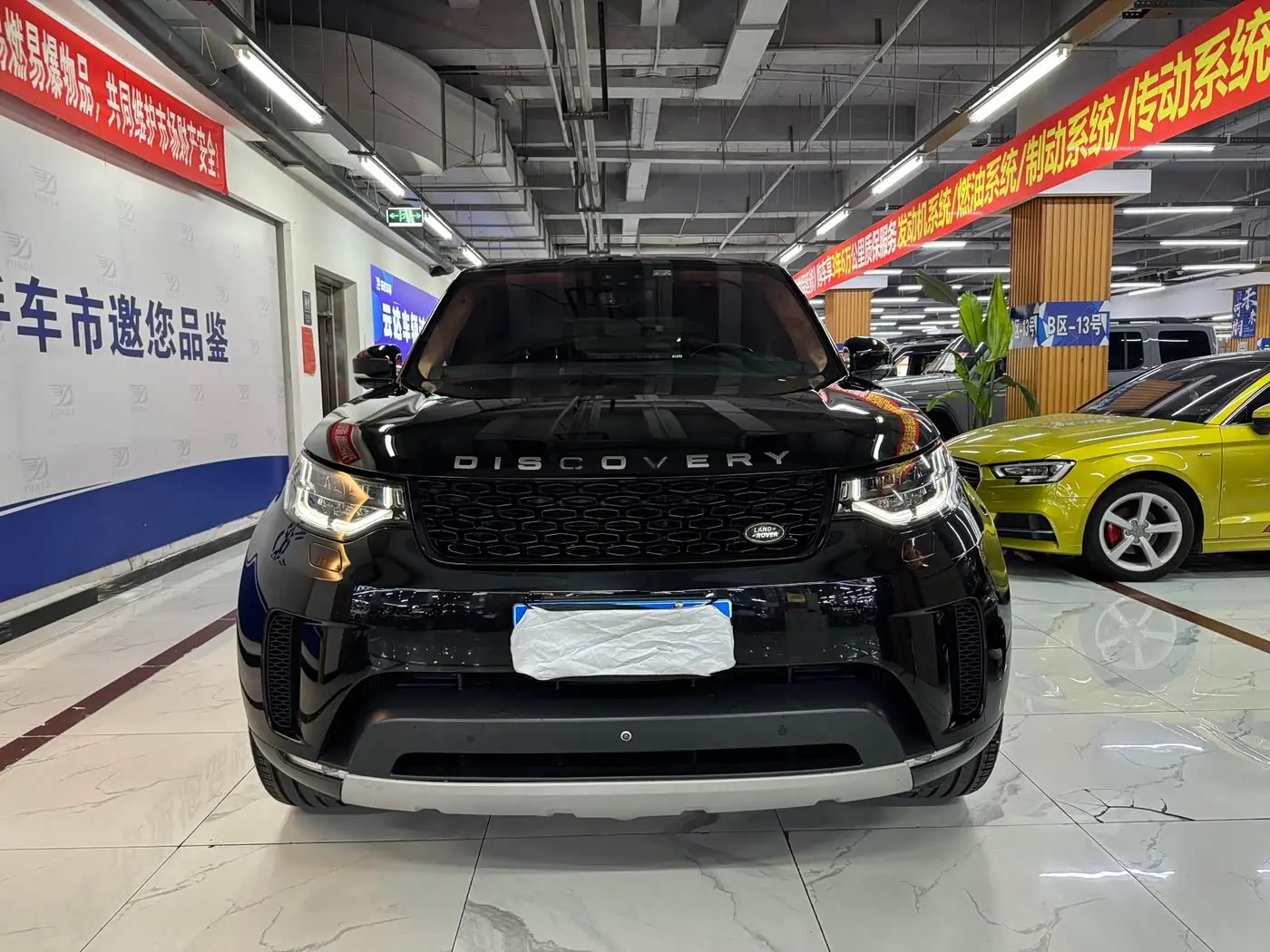 Land Rover Discovery 2019 — Photo 1/13