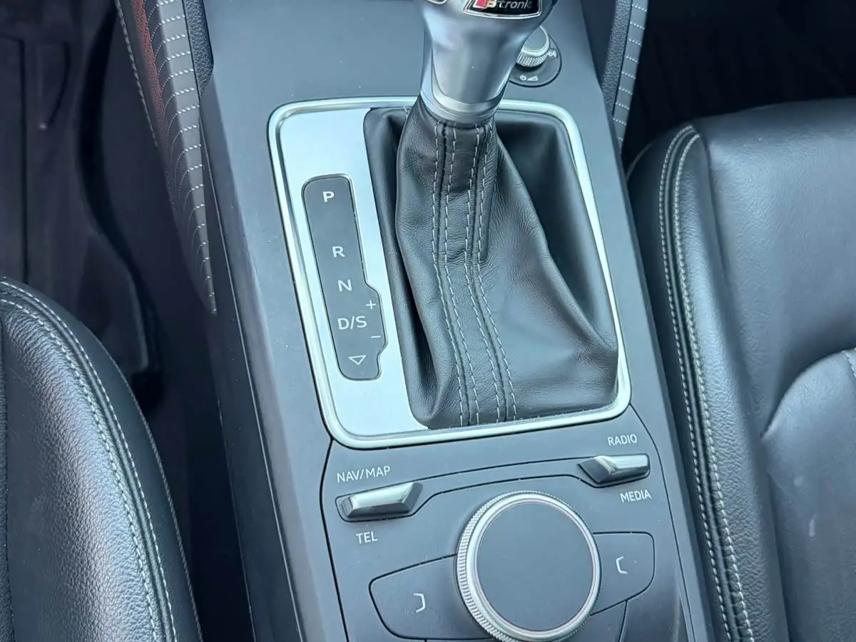 Audi Q2L 2022 — Şəkil 12/18
