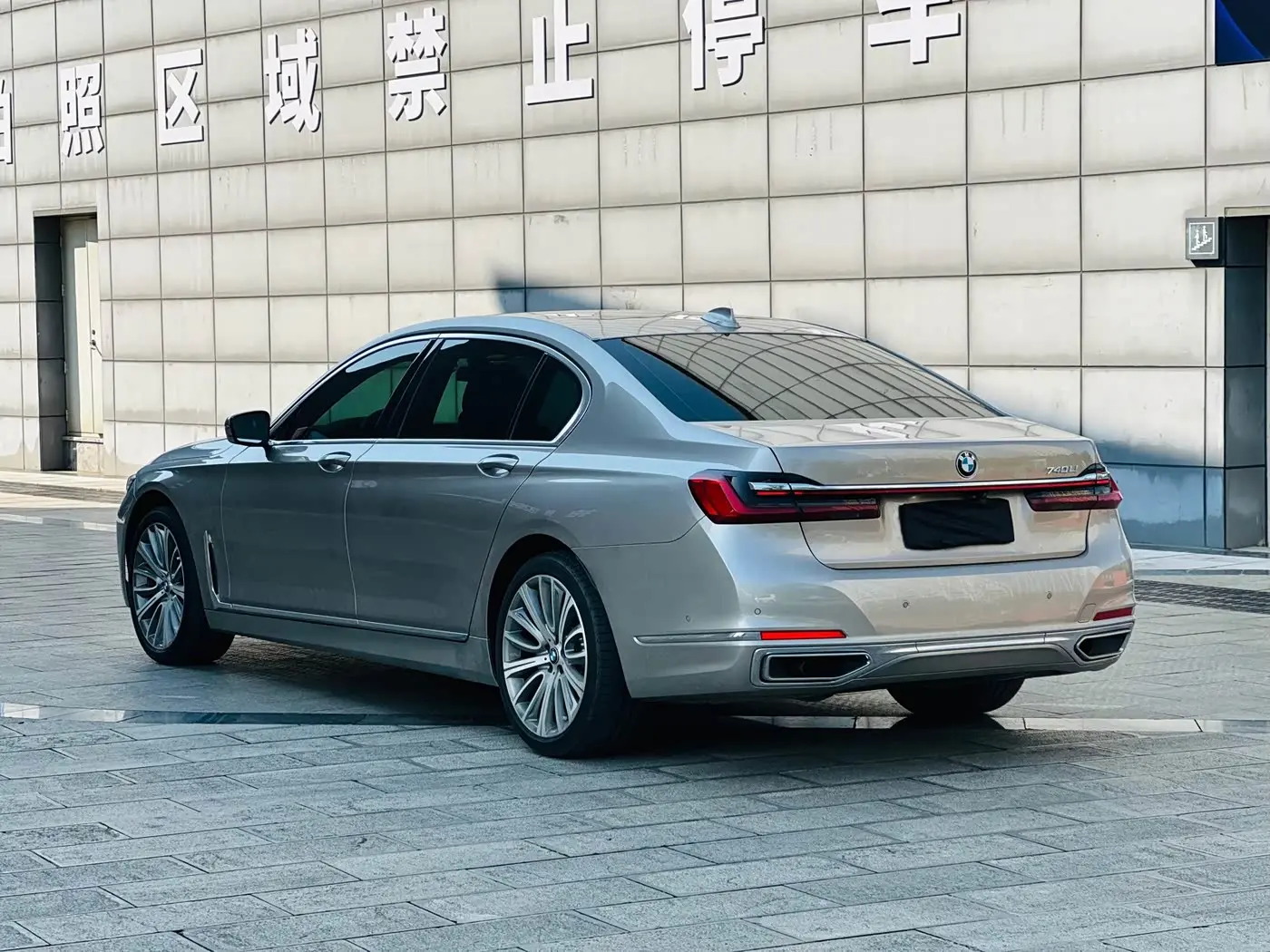 BMW 7 Series 2019 — Photo 11/15
