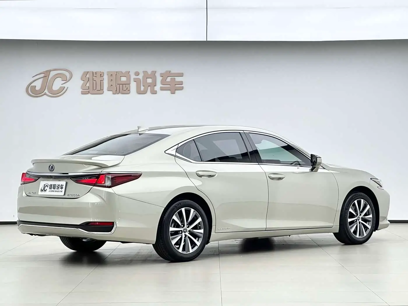 Lexus ES 2020 — Photo 5/16