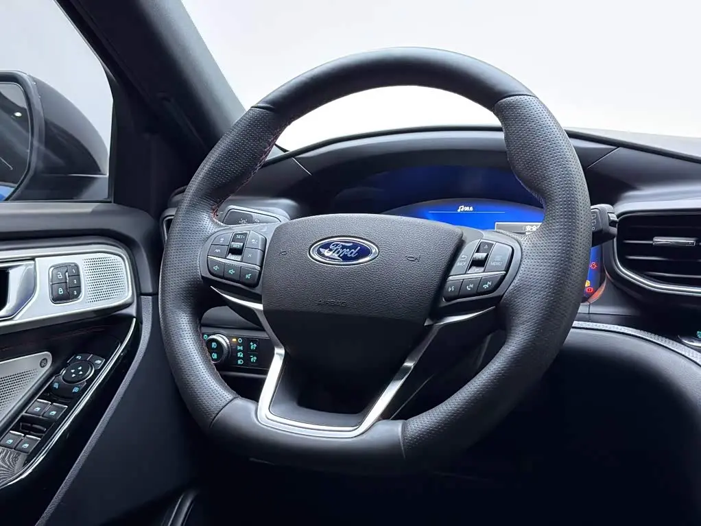 Ford Explorer 2020 — Photo 11/17