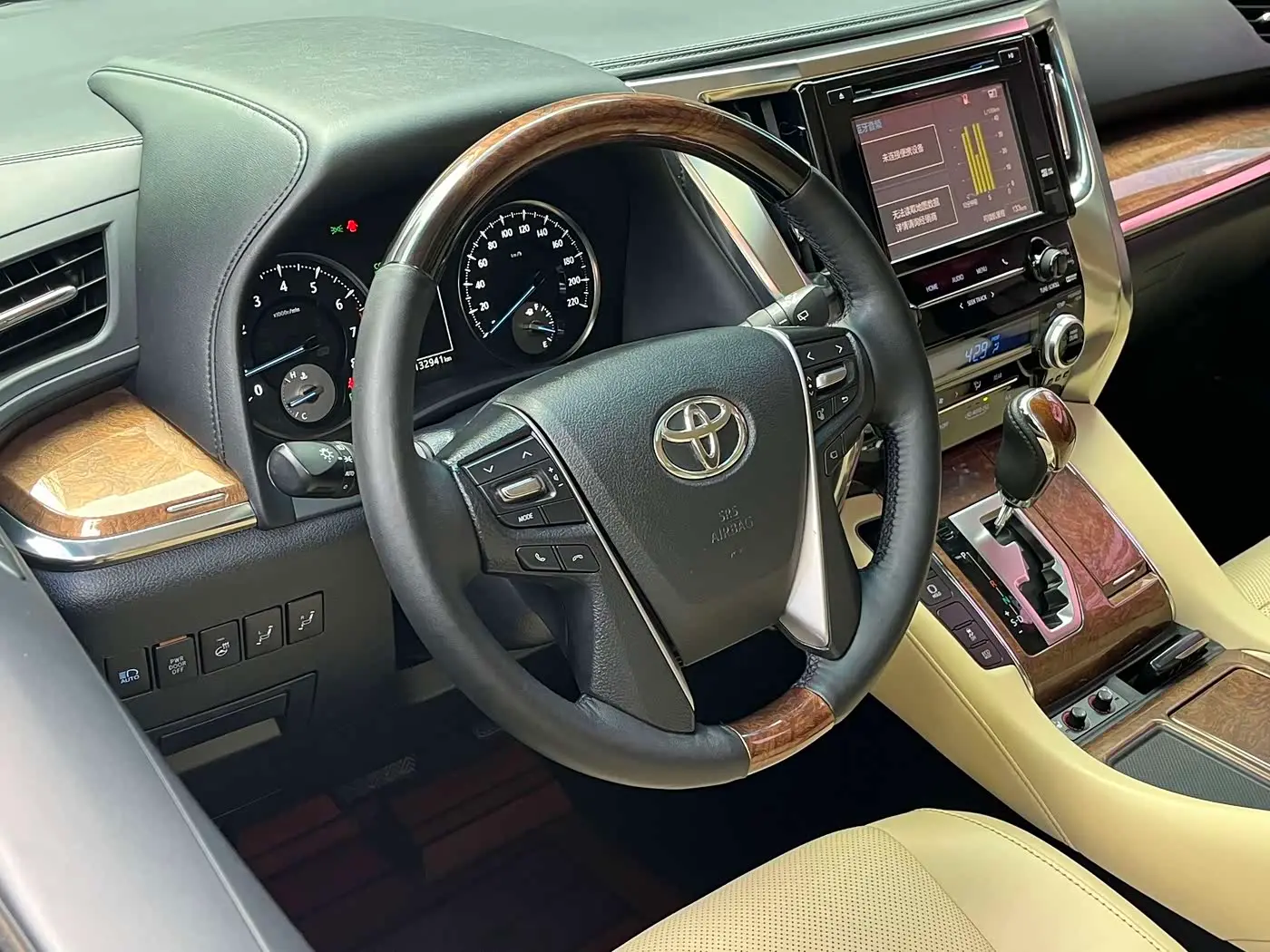 Toyota Alphard 2016 — Photo 7/10