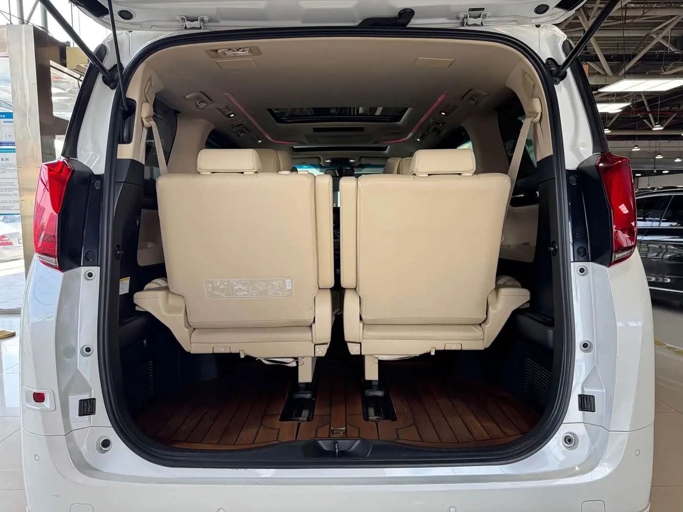 Toyota Alphard 2018 — Photo 12/20