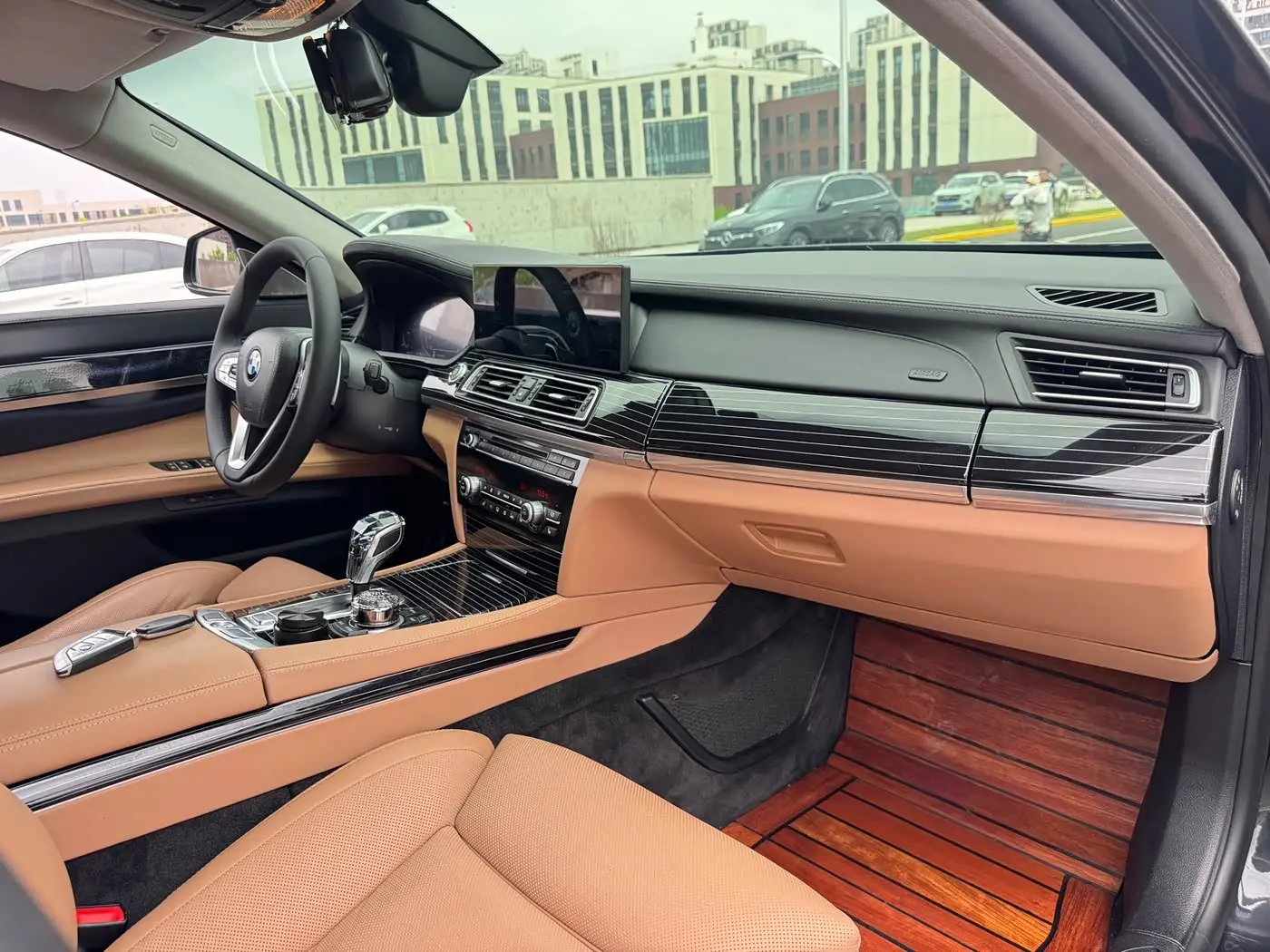 BMW 7 Series 2010 — Photo 18/20