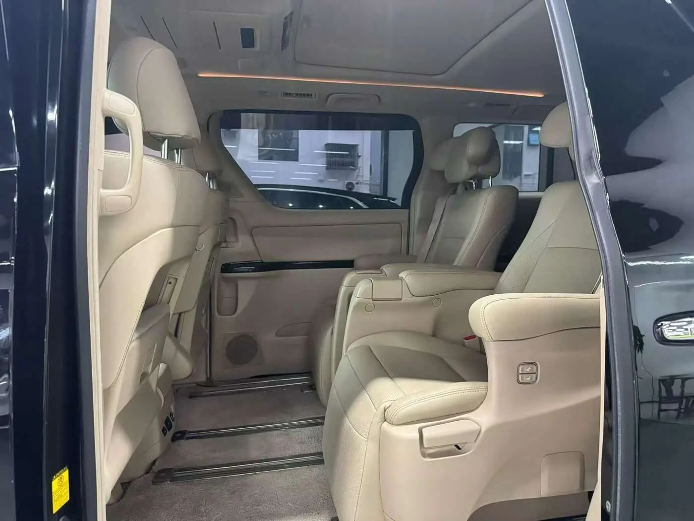 Toyota Alphard 2012 — Photo 6/9