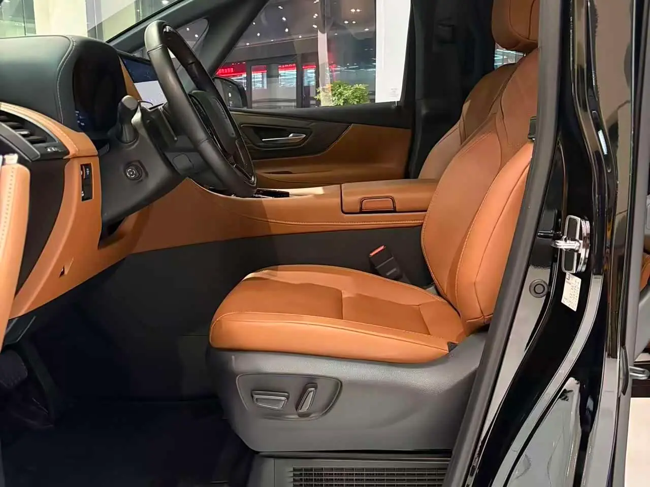 Toyota Vellfire 2024 — Photo 7/17