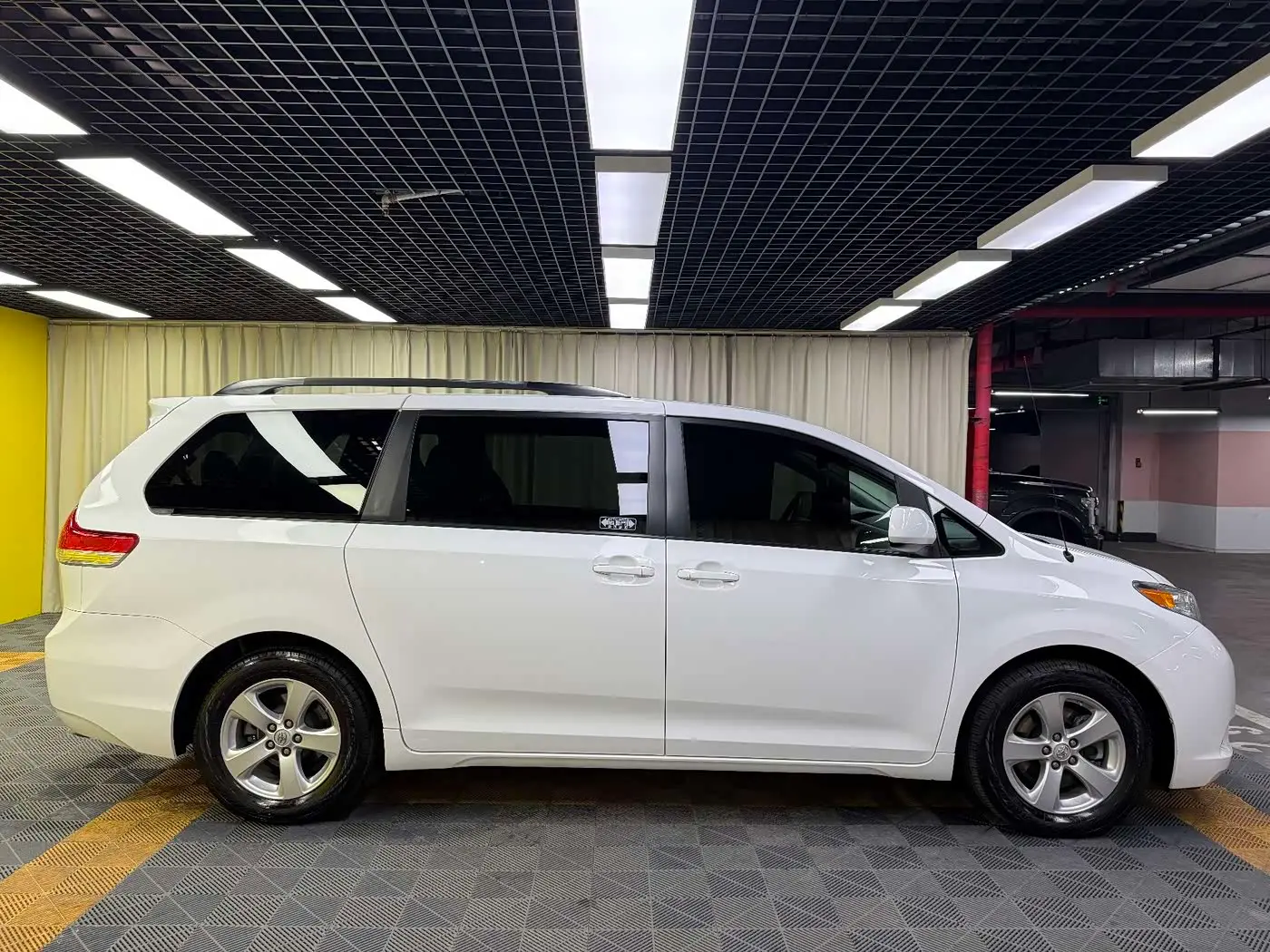 Toyota Sienna 2016 — Фото 7/20
