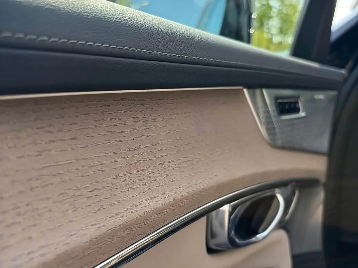 Volvo XC90 Plug-in Hybrid 2025 — Şəkil 8/13