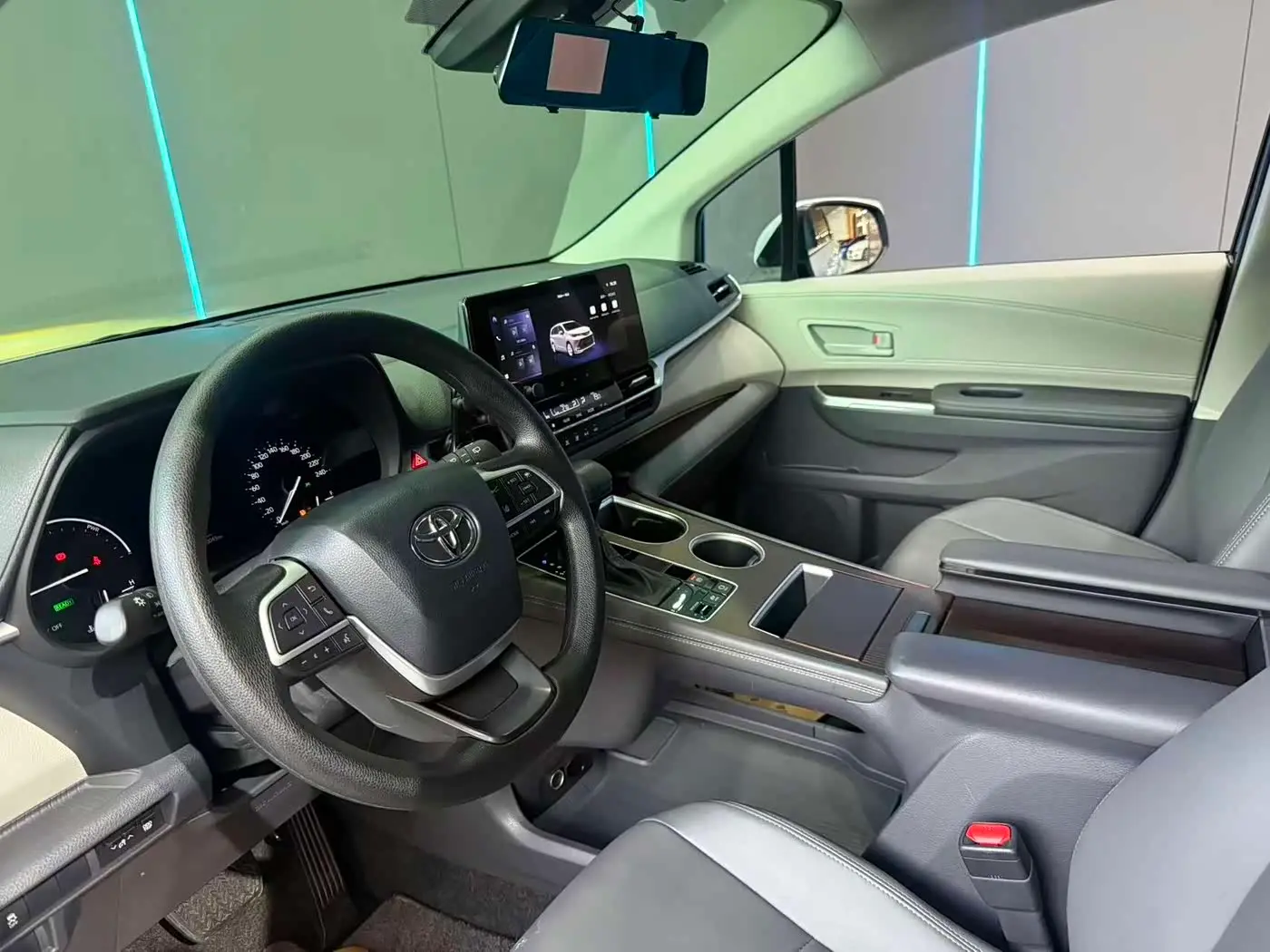 Toyota Sienna 2024 — Şəkil 11/12