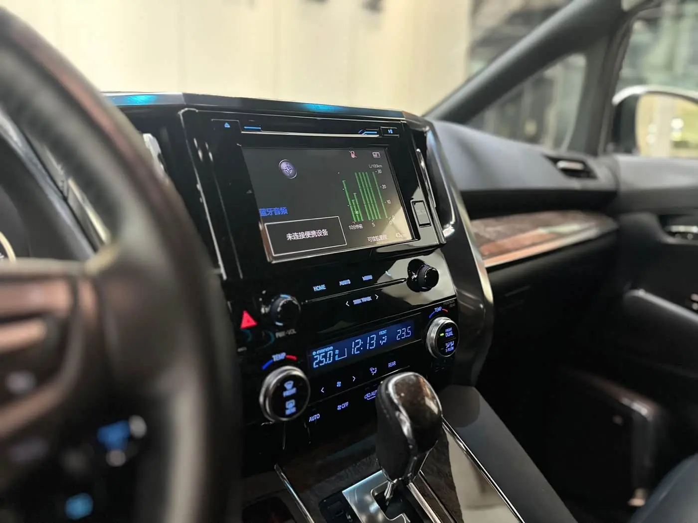 Toyota Alphard 2019 — Photo 9/13