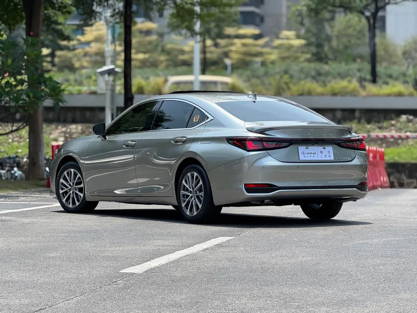 Lexus ES 2024 — Photo 4/16