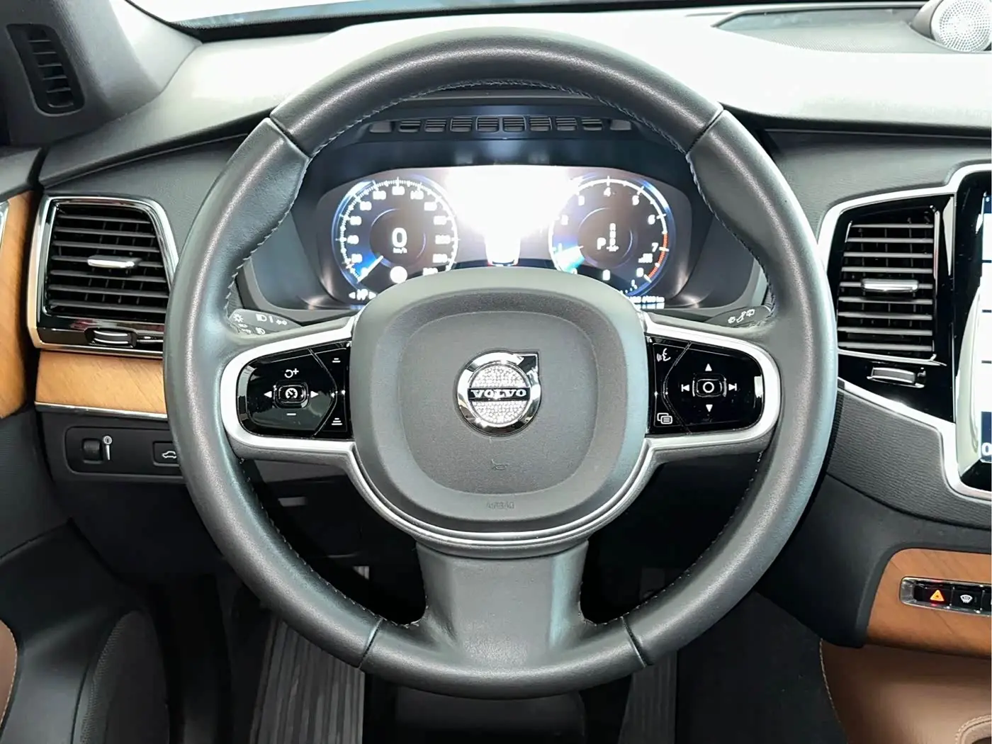 Volvo XC90 2021 — Photo 19/20