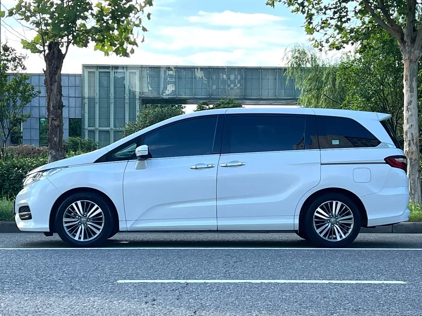 Honda Odyssey 2018 — ფოტო 5/20