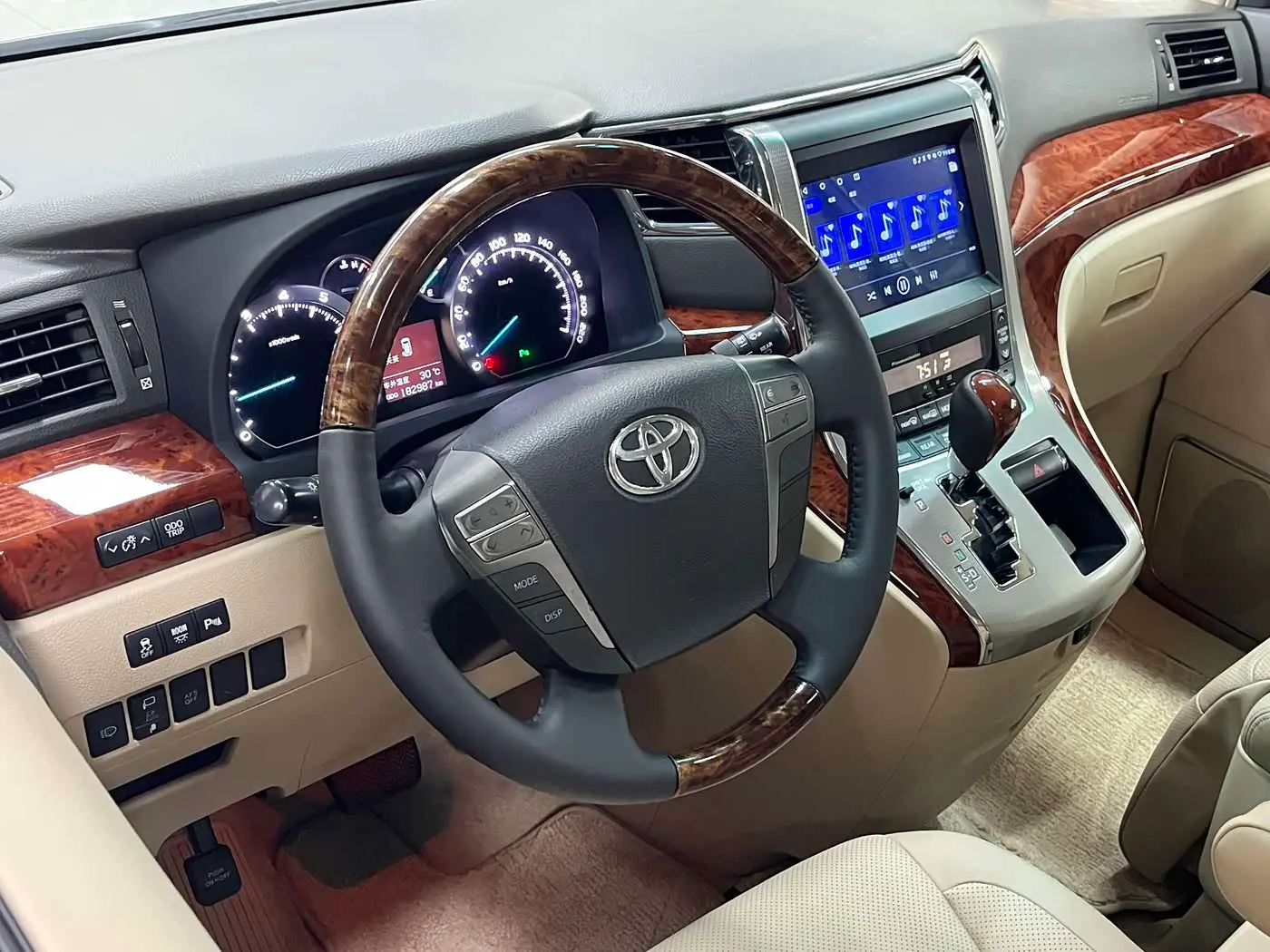 Toyota Alphard 2011 — ფოტო 10/14