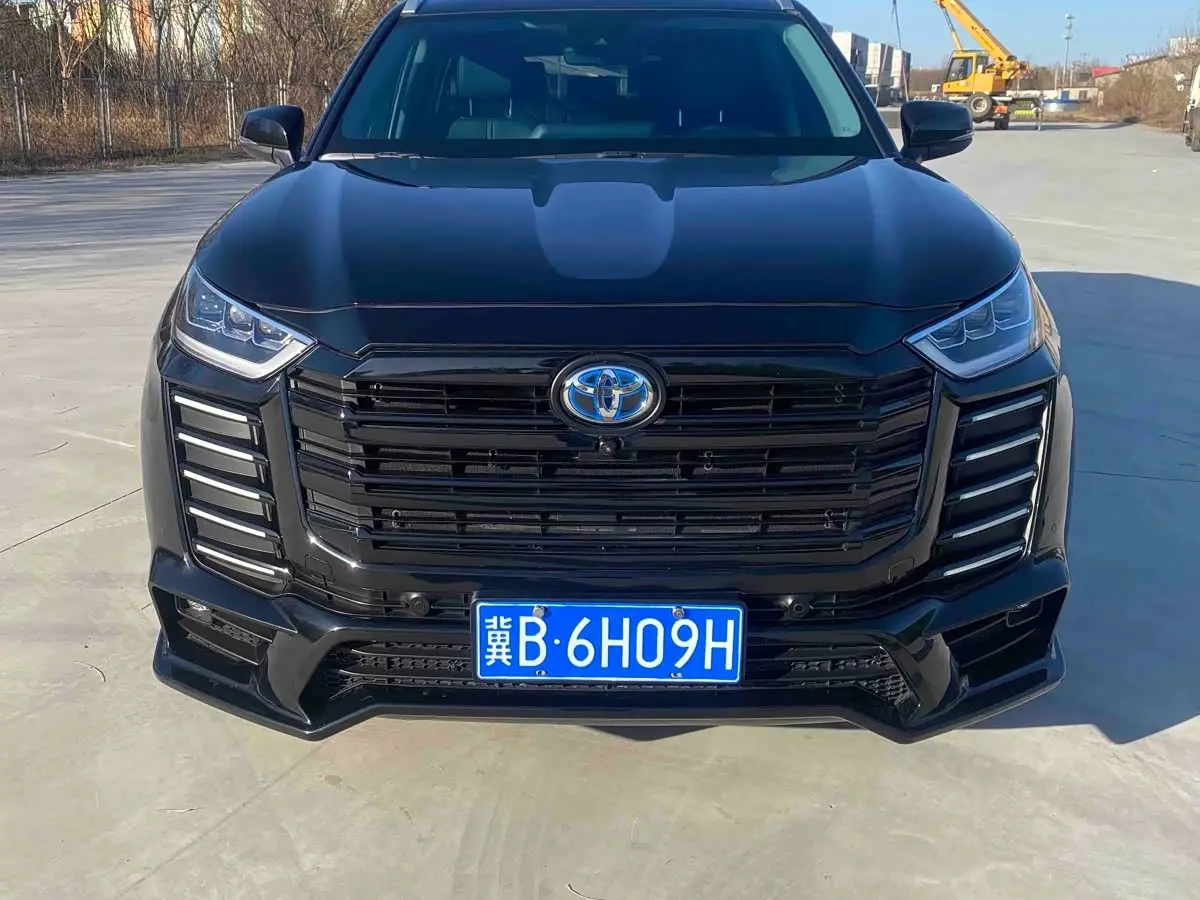 Toyota Highlander 2023 — Photo 2/12