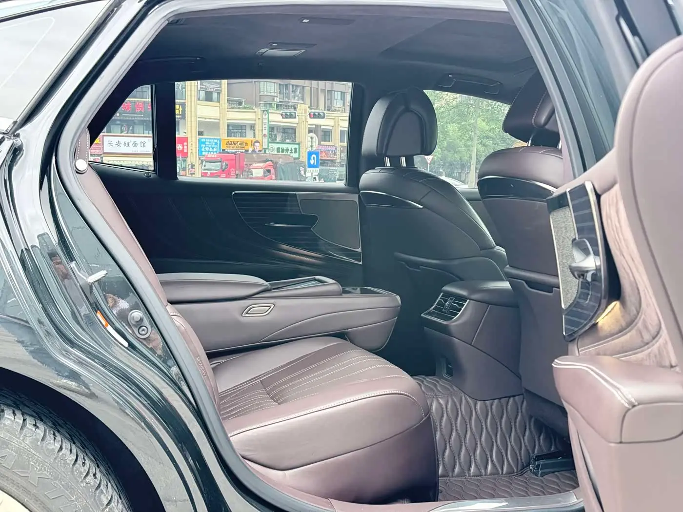 Lexus LS 2020 — Photo 7/20