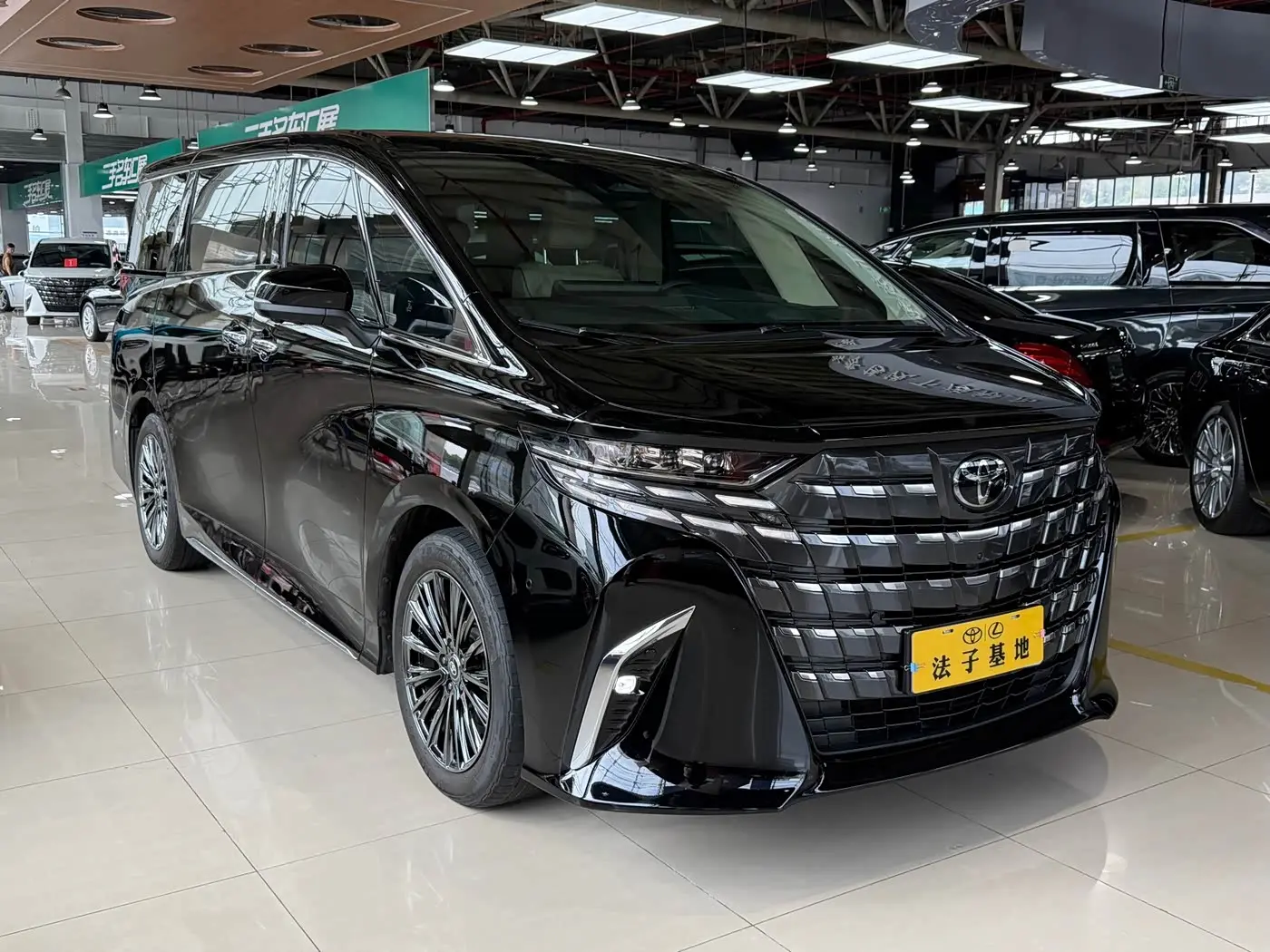 Toyota Alphard 2023 — Фото 3/20