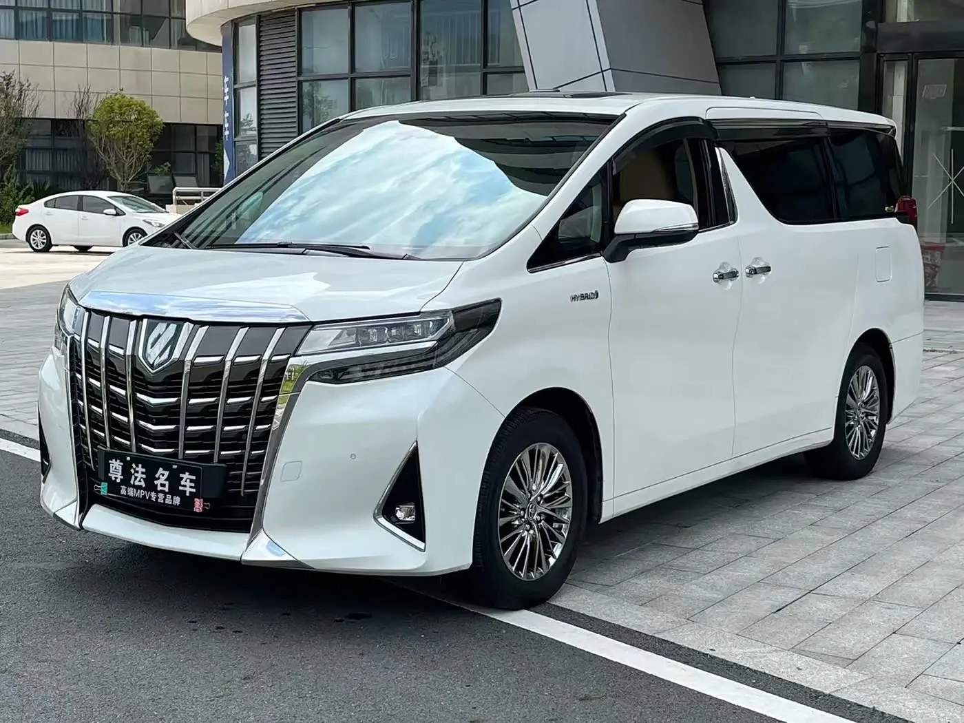 Toyota Alphard 2023 — Фото 1/9