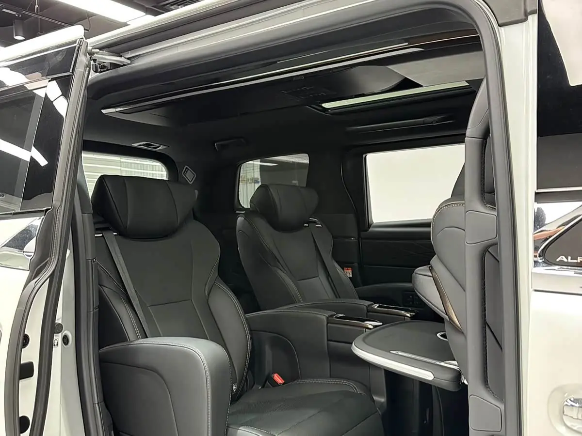 Toyota Alphard 2025 — Photo 6/9