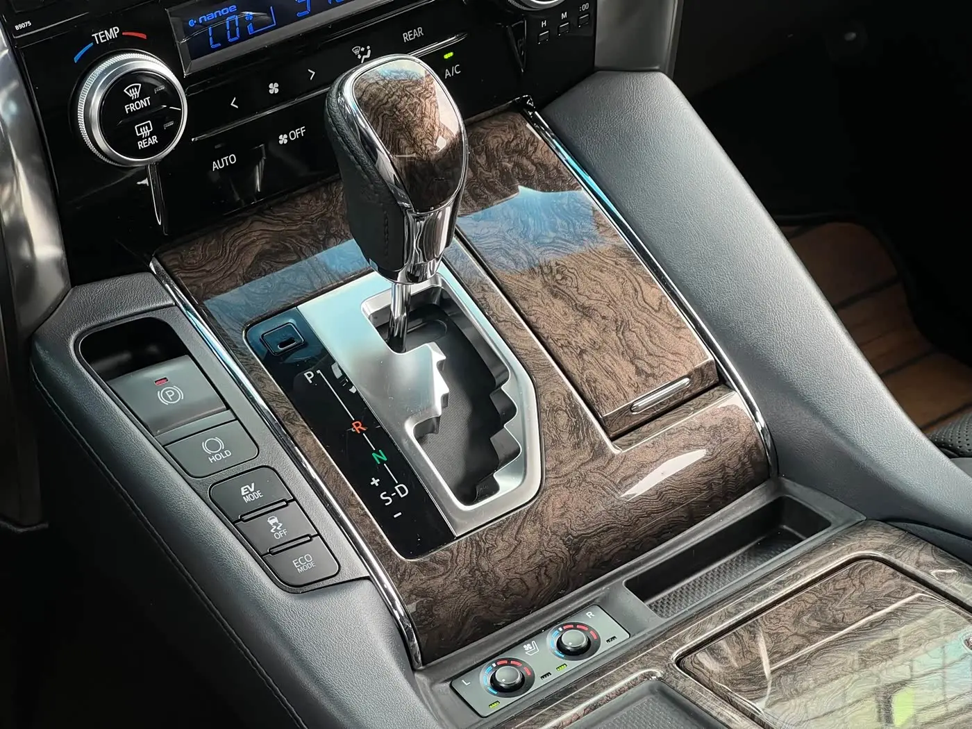 Toyota Alphard 2019 — Photo 15/20