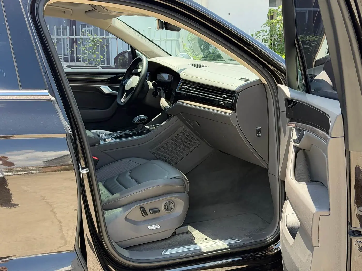 Volkswagen Touareg 2023 — Photo 7/14
