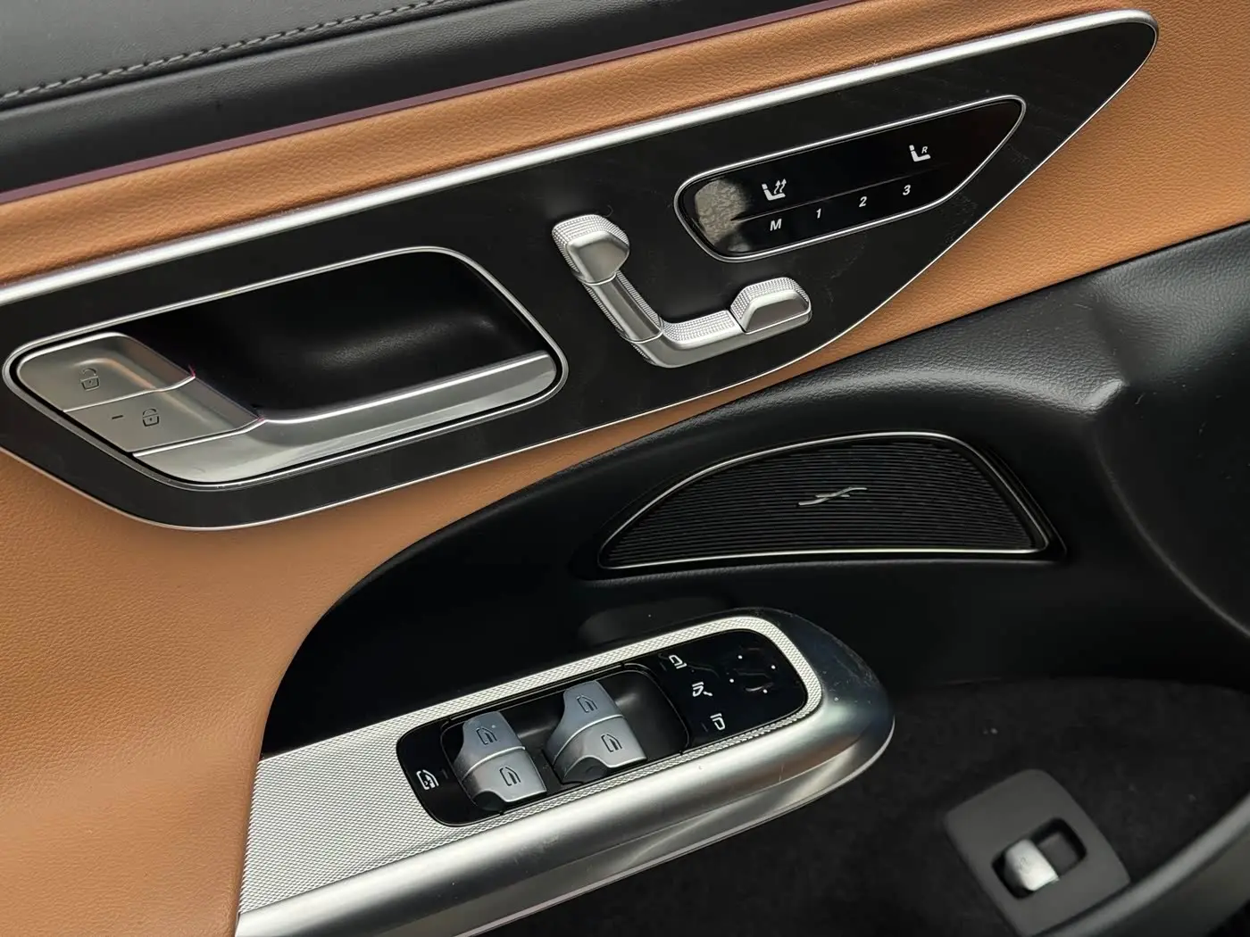 Mercedes-Benz E-Class 2024 — Photo 9/20