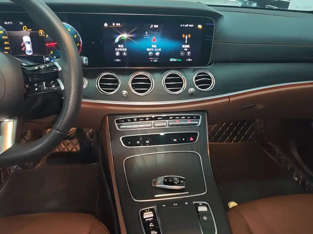 Mercedes-Benz E-Class 2023 — Фото 13/20