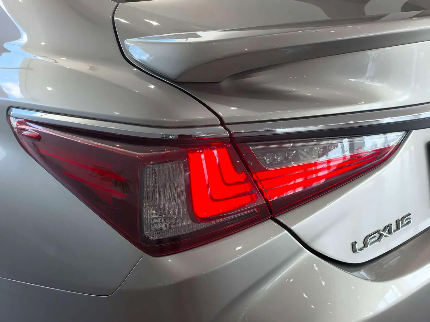 Lexus ES 2022 — ფოტო 7/17