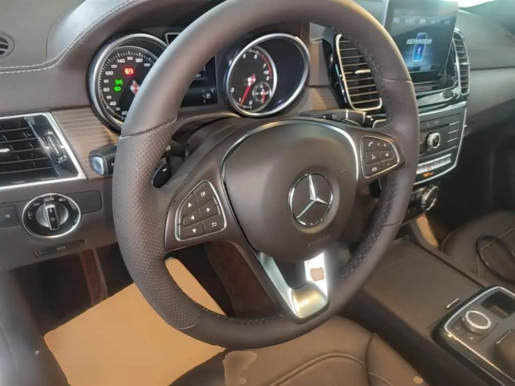 Mercedes-Benz GLE 2019 — Photo 11/20