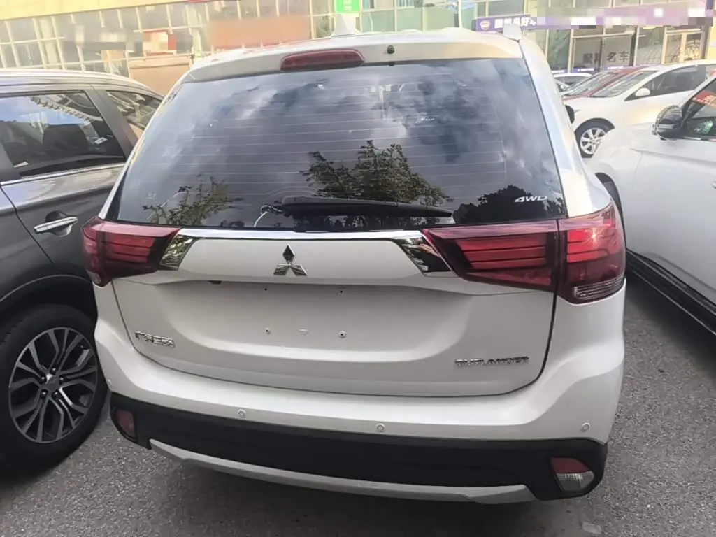 Mitsubishi Outlander 2019 — Şəkil 6/20