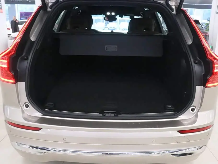 Volvo XC60 Plug-in Hybrid 2024 — Фото 15/19