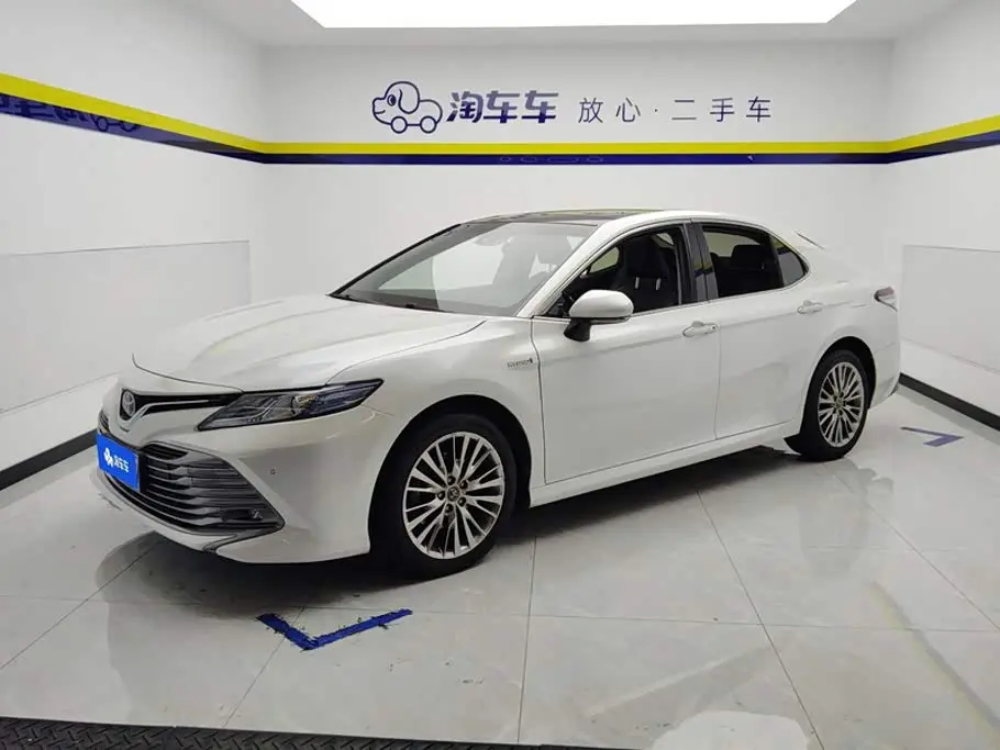 Toyota Camry 2019 — Фото 1/16
