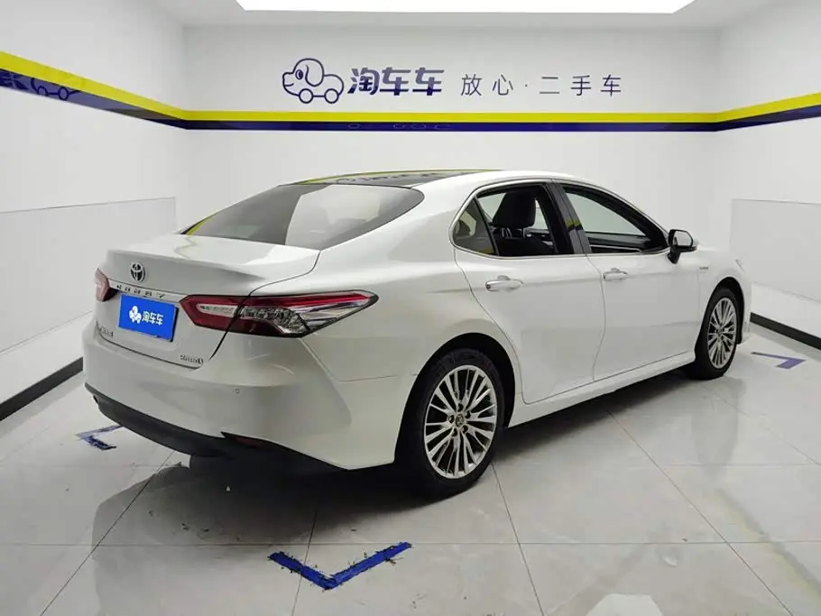 Toyota Camry 2019 — Фото 3/16