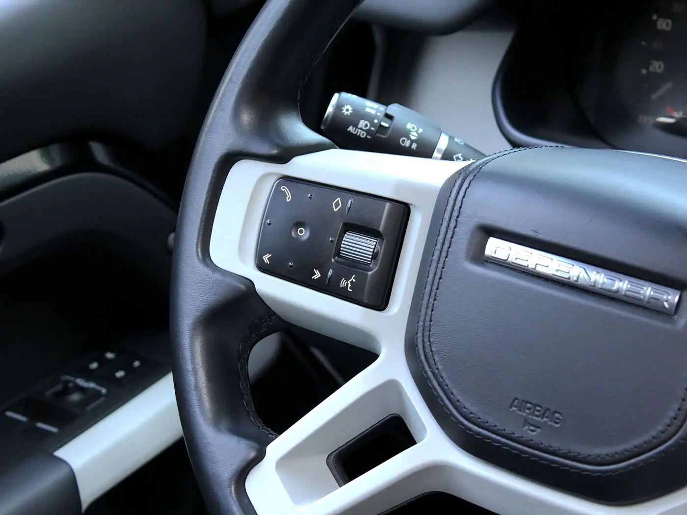Land Rover Defender 2023 — Photo 12/20
