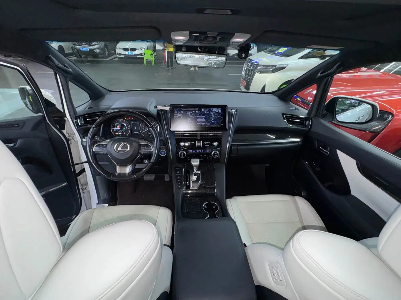 Lexus LM 2020 — Photo 8/13