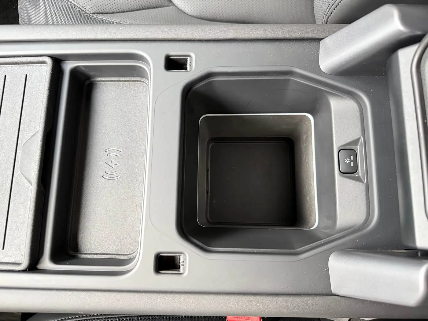 Land Rover Defender 2023 — Photo 16/18
