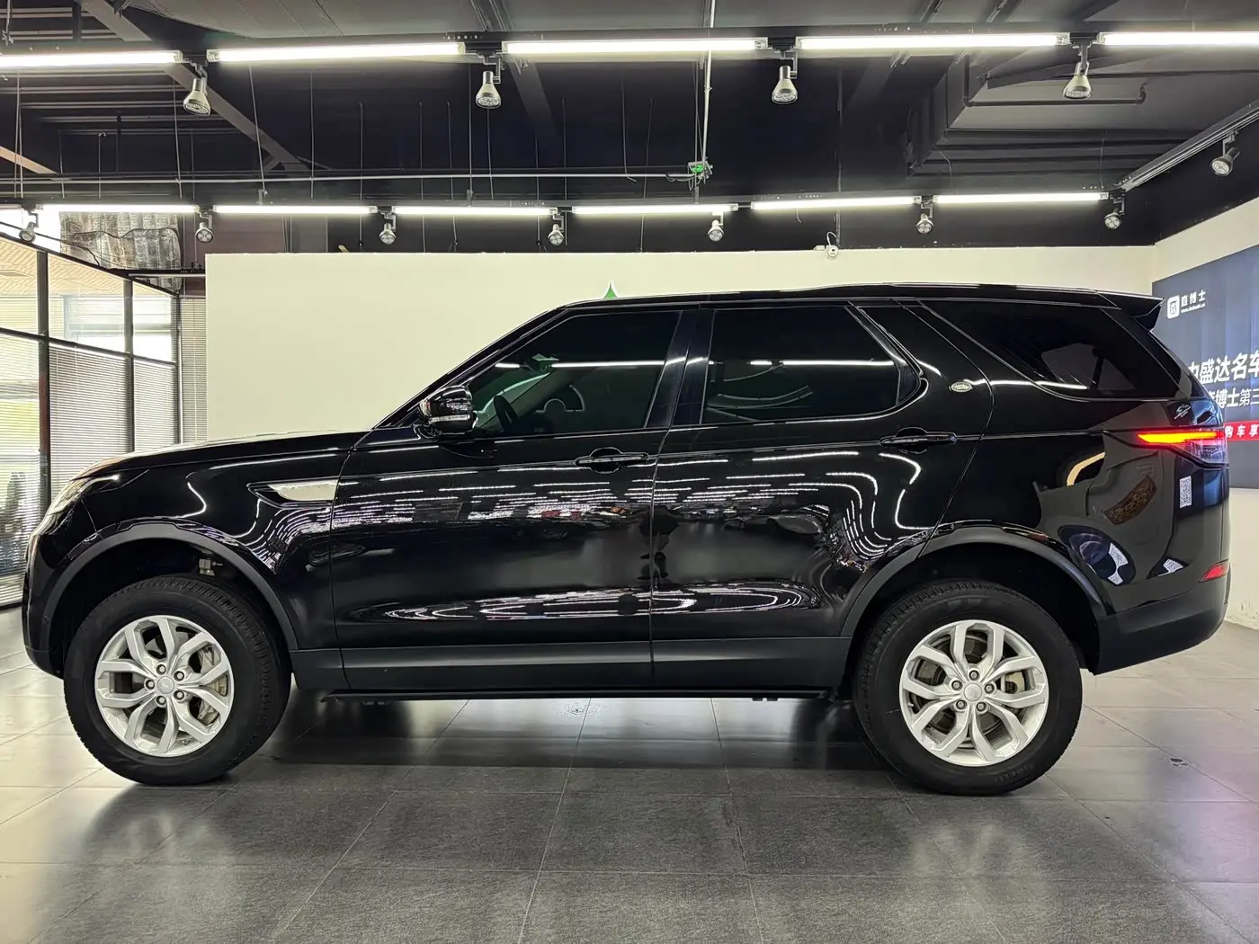Land Rover Discovery 2020 — Photo 3/15