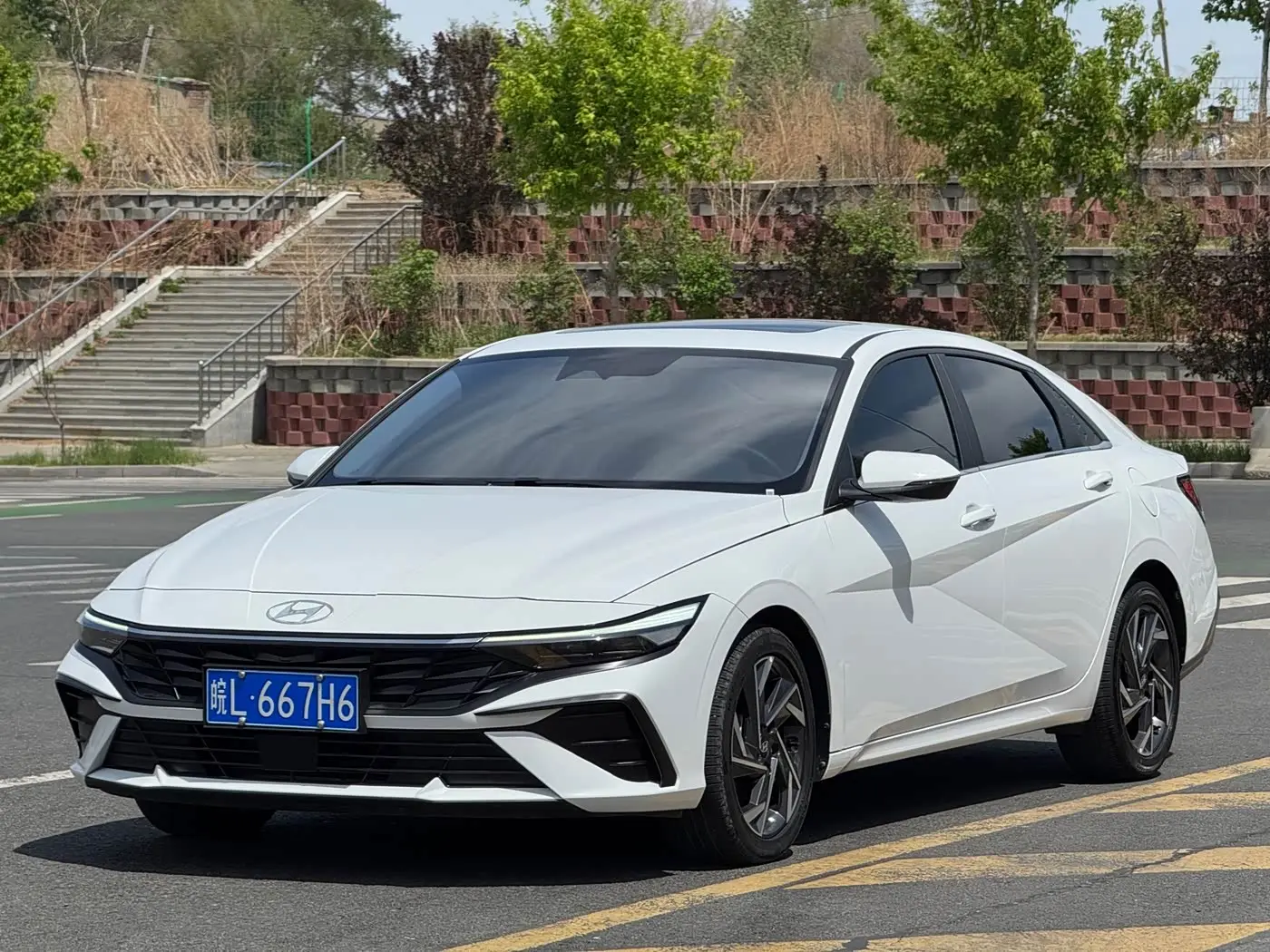 Hyundai Elantra 2023 — Фото 1/15