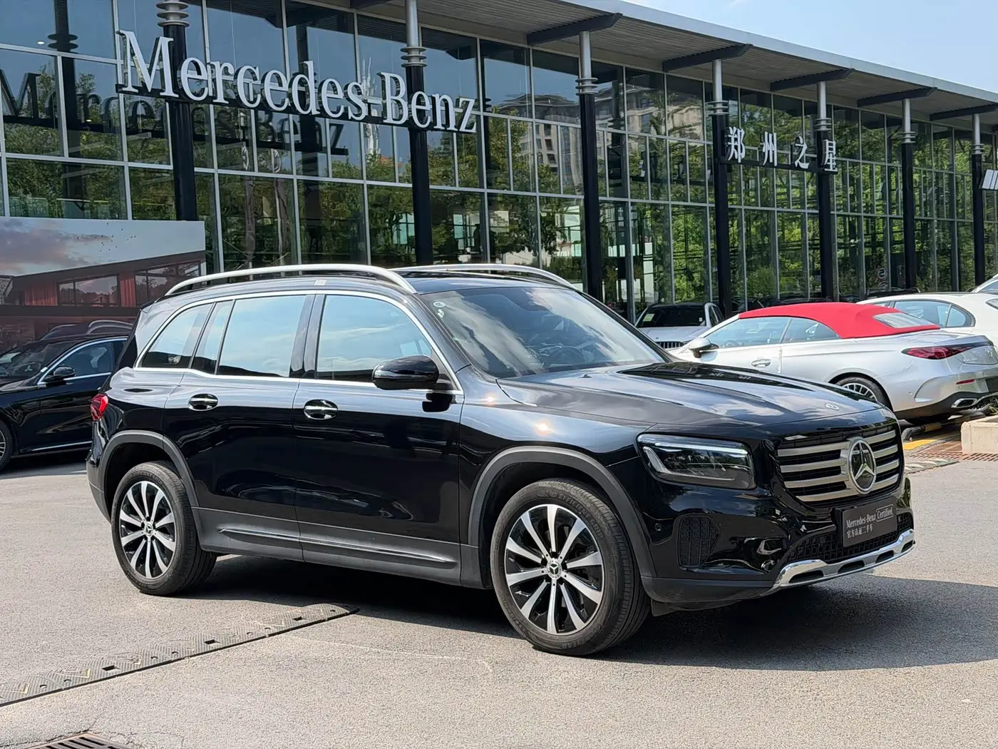 Mercedes-Benz GLB 2025 — Photo 2/14