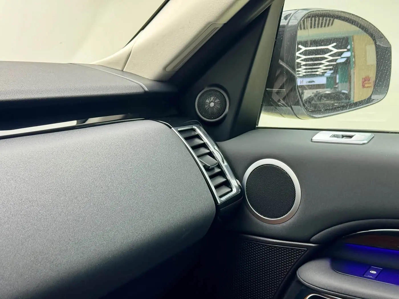 Land Rover Discovery 2018 — Photo 9/15