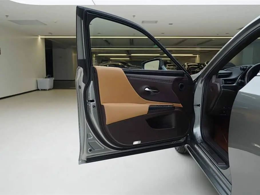 Lexus ES 2021 — Photo 17/20
