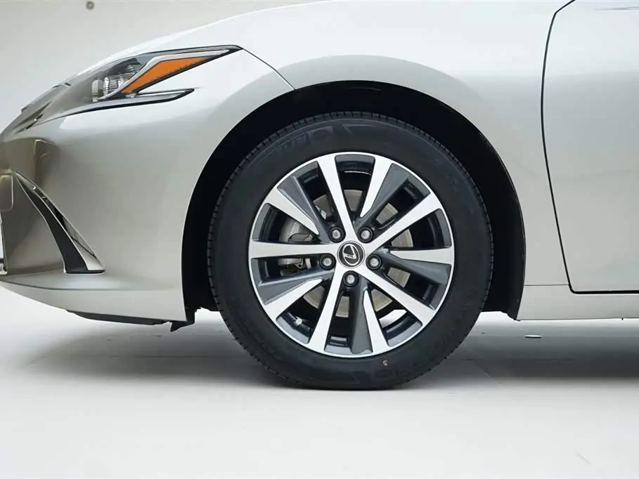 Lexus ES 2021 — Photo 16/20