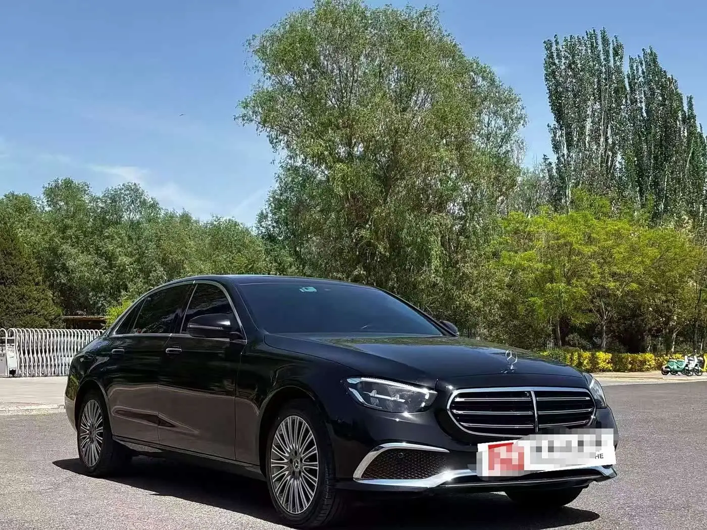 Mercedes-Benz E-Class 2022 — Photo 3/9