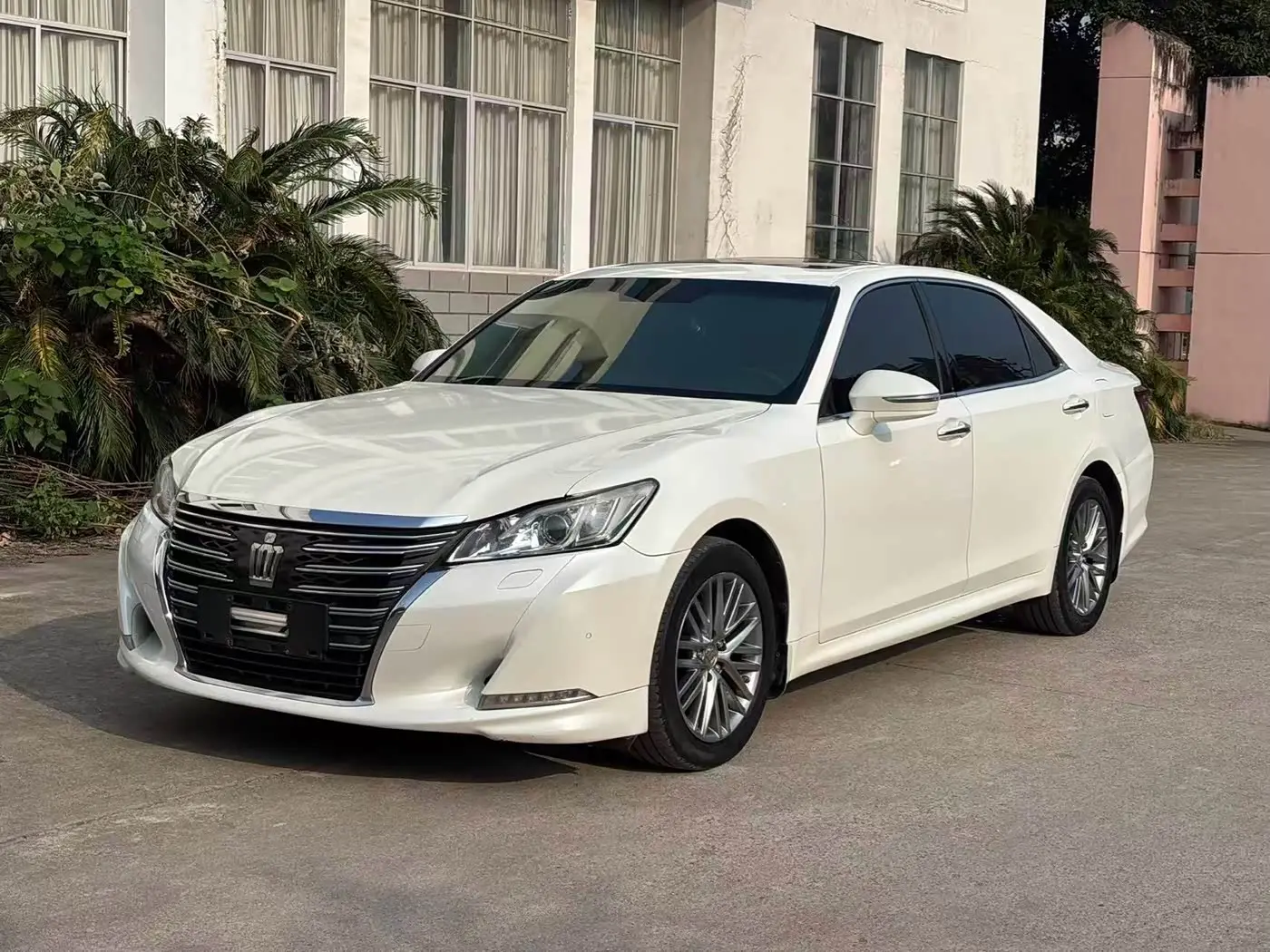 Toyota Crown 2018 — Фото 1/9