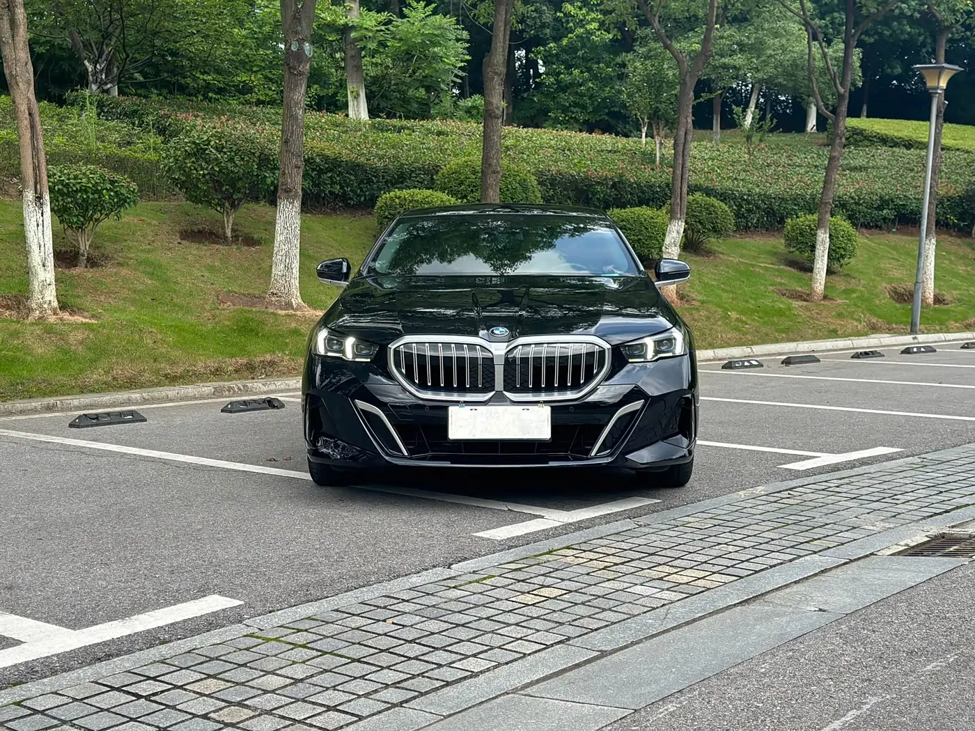 BMW 5 Series 2024 — Photo 2/11